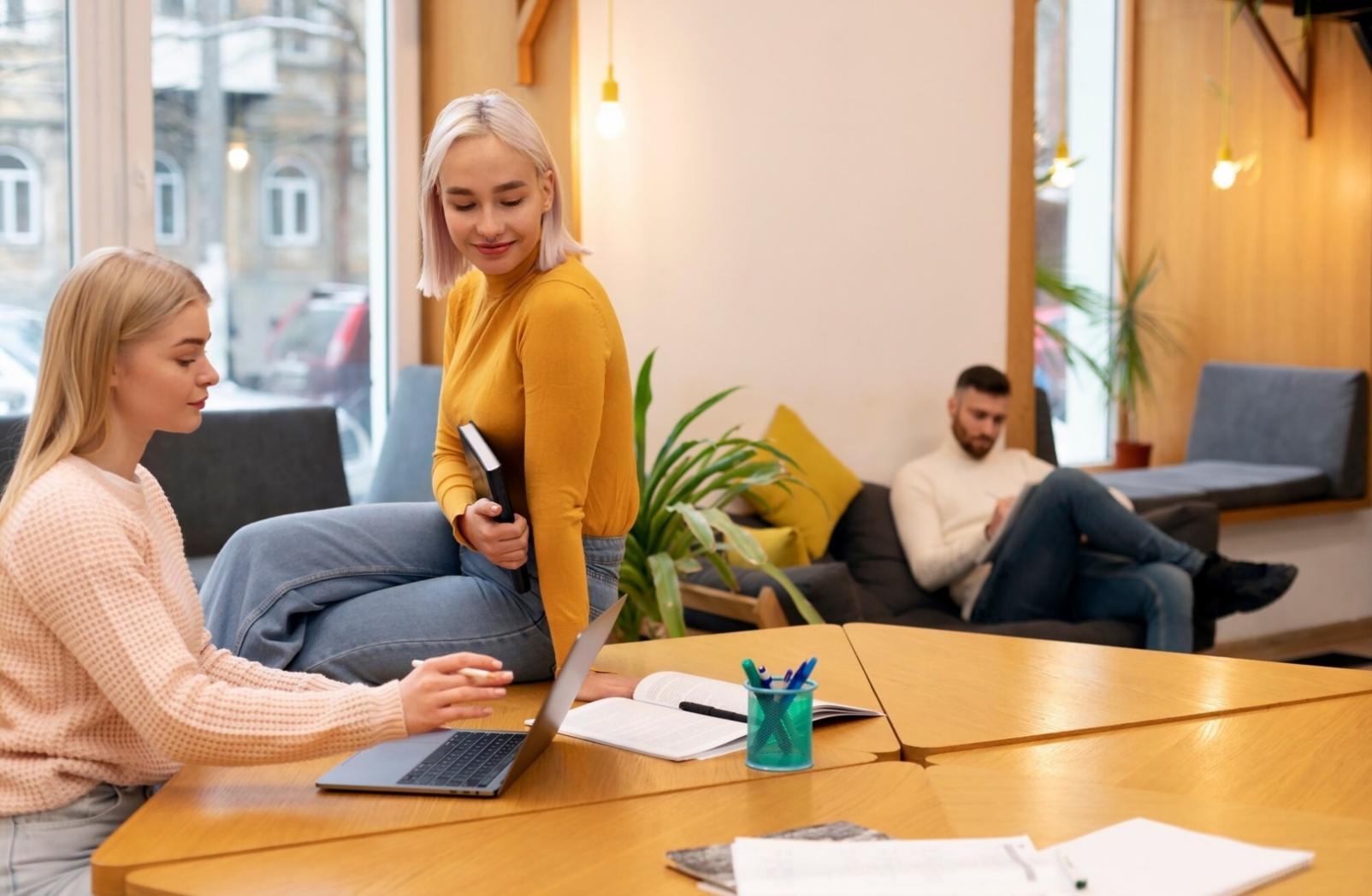 Moderne Online-Lernumgebung mit Tablet und Finanzgrafiken