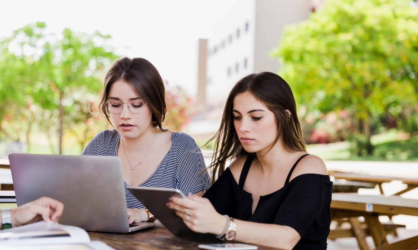 Erfolgreiche Budgetplanung mit Taschenrechner und Unterlagen